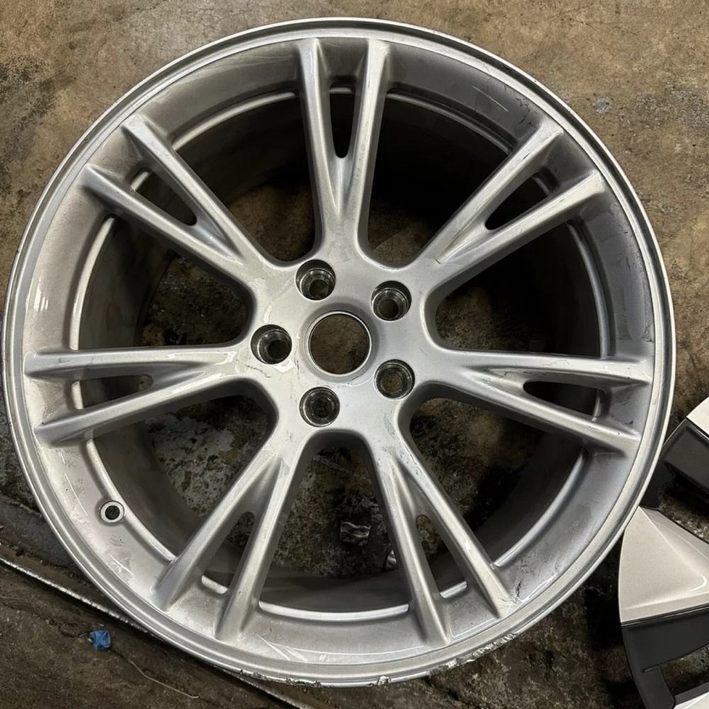 Tesla model y rim with cover